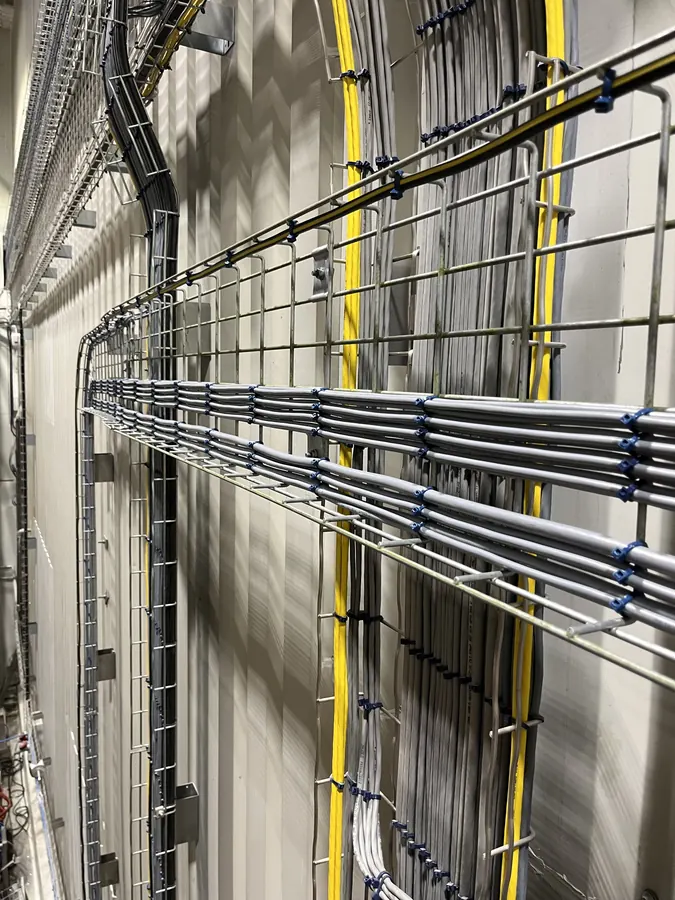 Gyengeáramú hálózat és kábeltálcázás – Elektron Sopron, Bük, ipari létesítmény