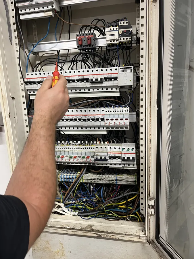 Ipari elosztószekrény cseréje – Elektron Sopron, Sopron, ipari létesítmény